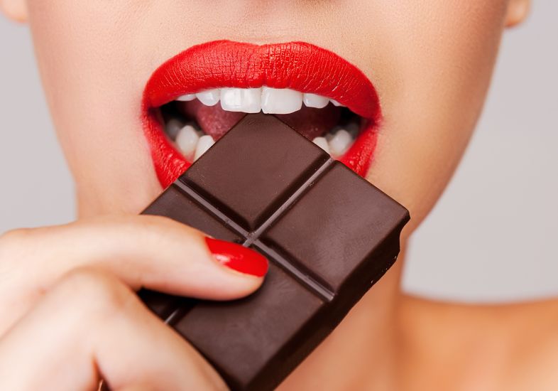 mulher-comendo-chocolate_1_0