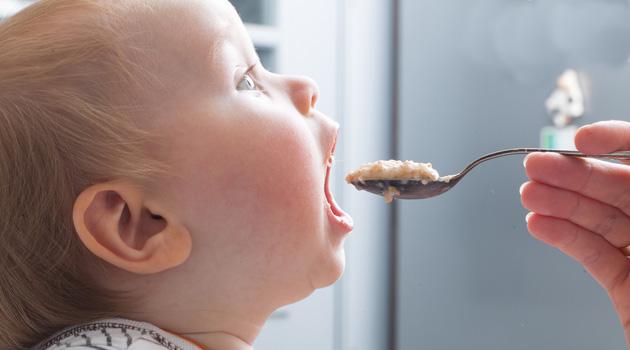 Introdução alimentar: conheça a “regra dos 15” para o bebê aprender a mastigar