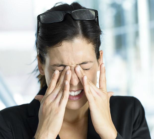 Esfregar os olhos faz mal? É verdade que pode descolar a retina? Veja cuidados