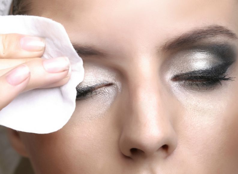 5 coisas que talvez você faça ao tirar a maquiagem que detonam a saúde da pele