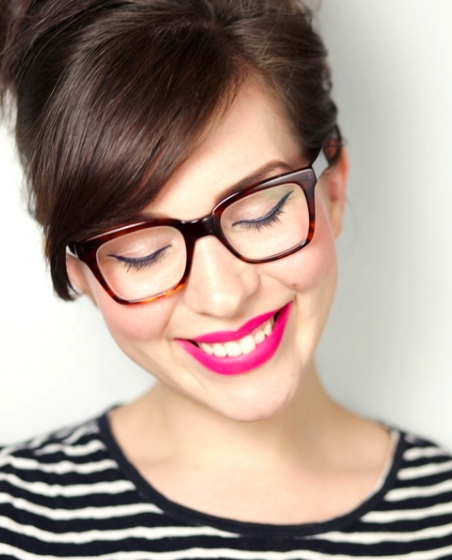 Óculos x maquiagem: aprenda essas 10 dicas de maquiagem para quem usa óculos também arrasar no make