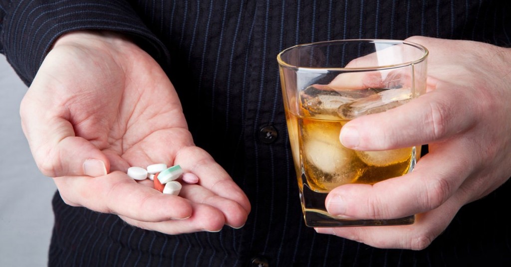 Mito ou verdade: bebida alcoólica corta o efeito do medicamento?
